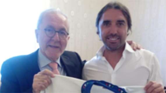 Ghirelli (Pres. Lega Pro) riceve in regalo una maglia da Bertotto