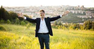 Il nuovo sindaco di Potenza Vincenzo Telesca gioisce: "Subito priorità ai giovani e ai servizi"