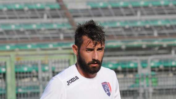 Goal ed espulsione per l'ex attaccante del Potenza Genchi con la maglia del Taranto...