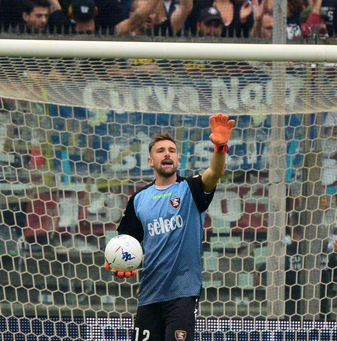 Ancora alta tensione a Salerno...un tifoso colpisce con un pugno il portiere Micai...