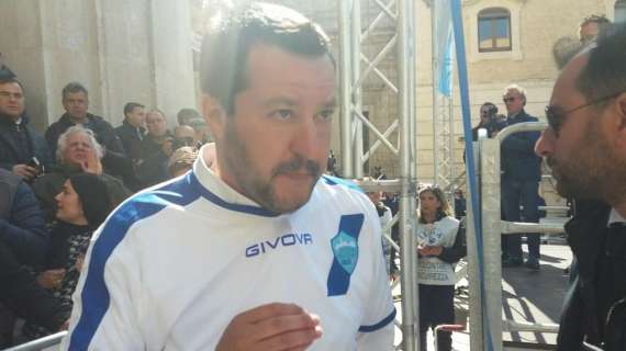 Salvini si tinge anche di bianco-azzurro...