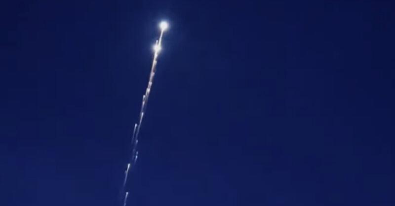 Tra stupore e curiosità: lunga scia luminosa avvistata tra Basilicata e Puglia!