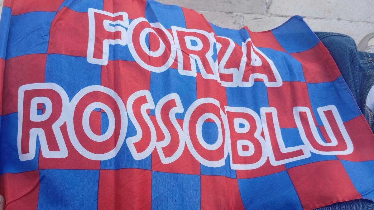 La Curva Ovest ha distribuito bandierine rossoblù ai bambini delle scuole della città