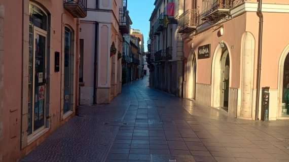 Divieto di transito in via Pretoria per monopattini e biciclette e di giocare con il pallone in piazza M. Pagano