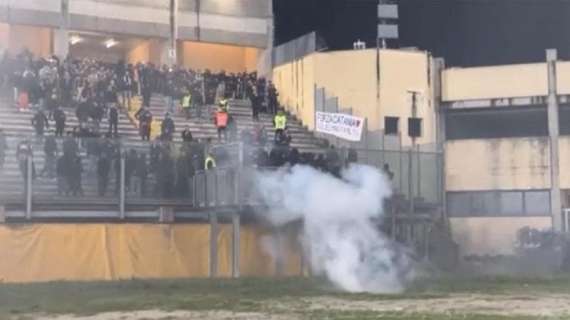 Padova-Catania, scontri tra le due tifoserie in campo tra il primo ed il secondo tempo della sfida dell'Euganeo
