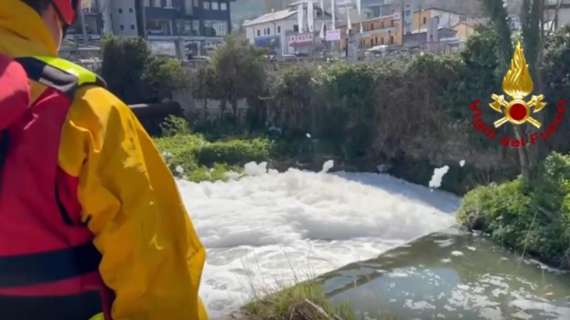 Potenza, schiuma bianca nel torrente Tora