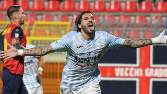 I tifosi del Picerno insultano l'attaccante dell'Avellino Patierno ma lui fa goal e li va ad irridere