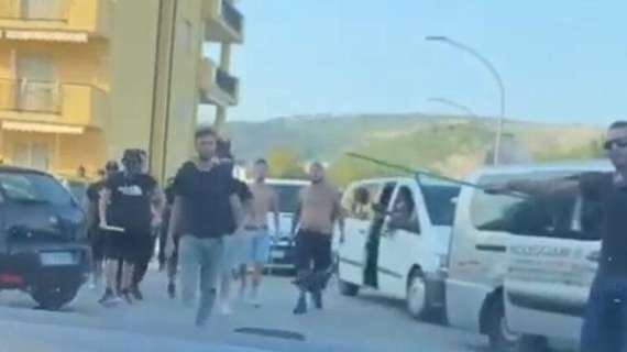  Follia dopo Casertana-Catania: pulmini di traverso sulla Variante e auto colpite a sprangate 