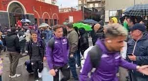 La Fiorentina scende dal treno a Nocera ed i tifosi molossi li accolgono al grido: "Mandate la Salernitana in B"