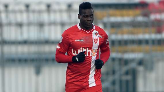 Super Mario Balotelli scalda i motori in attesa di tornare in campo con una nuova squadra