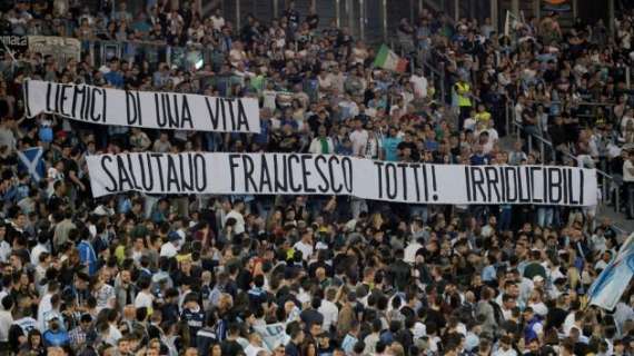 Gli Irriducibili della Lazio salutano Totti...