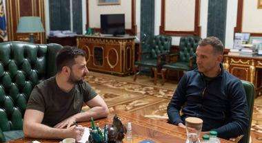 Ucraina, il presidente Zelensky nomina l'ex attaccante del Milan  Shevchenko suo consigliere 