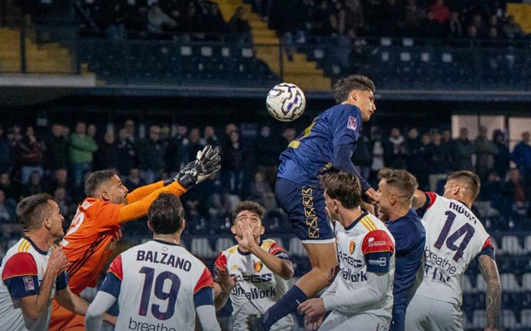 Cavese-Potenza 3-0: rossoblù travolti nel diluvio del “Lamberti”