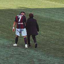 Il bello del calcio?! Orsolini e sua nonna in campo dopo il match Bologna-Udinese