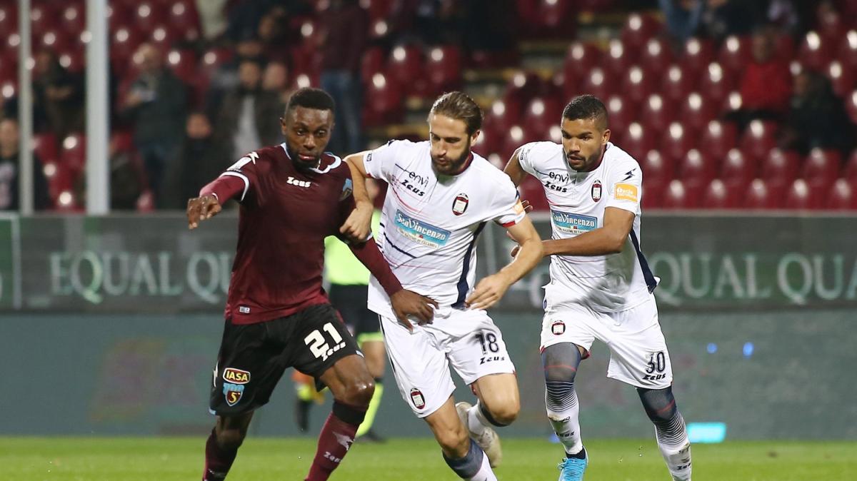 Crotone, il provvedimento del club dopo il ko di Potenza: squadra in ritiro