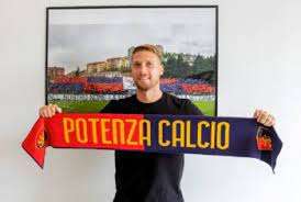 A Foggia al fianco del Potenza era presente (da squalificato) anche il capitano Caturano