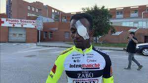 Giro d’Italia, l'eritreo Girmay vince, fa la storia ma si ritira: il tappo dello spumante finito in un occhio gli costa carissimo