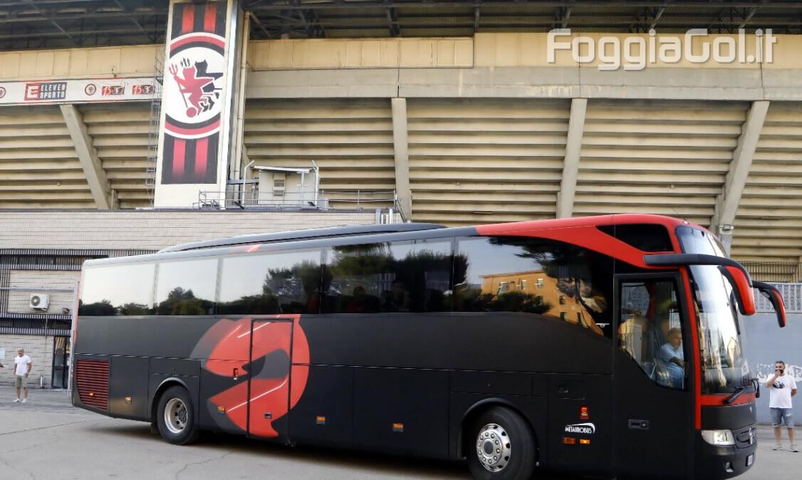 Paura per il Foggia: incidente tra il pullman rossonero e un furgoncino in città