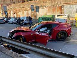Genoa, il portiere Marchetti porta la Ferrari a lavare ma l'uomo dell'autolavaggio la distrugge