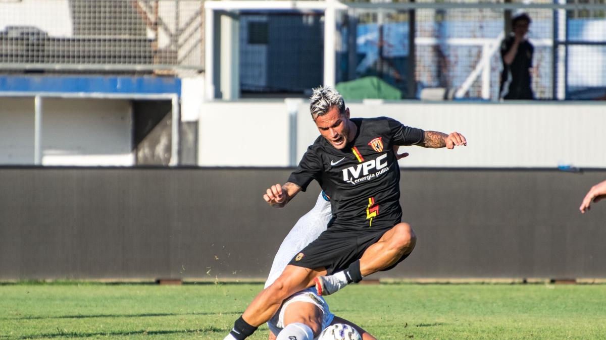 Della Morte, attaccante del Benevento: "È stata una vittoria molto importante, da queste gare comprendi di essere una squadra forte"