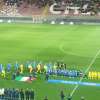 Italia-Ucraina, i calciatori ospiti entrano in campo con la bandiera sulle spalle