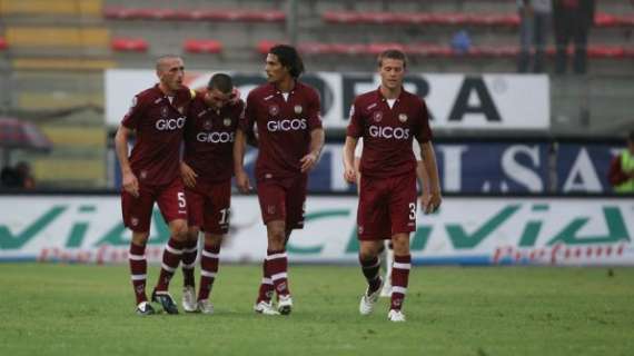 I giocatori della Reggina festeggiano Barillà, che ha indotto Di Loreto all'autogol del pareggio