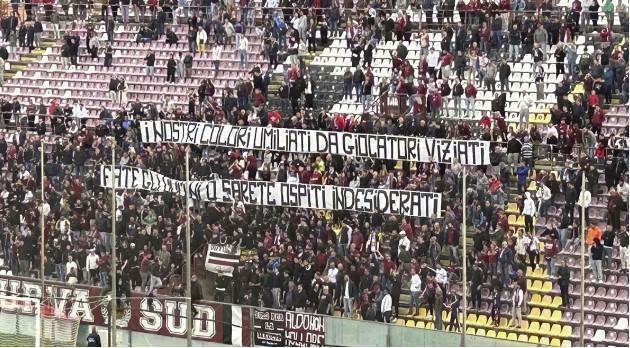"I nostri colori umiliati da giocatori viziati. Fate gli uomini o sarete ospiti indesiderati", lo striscione della Curva contro i calciatori della Reggina