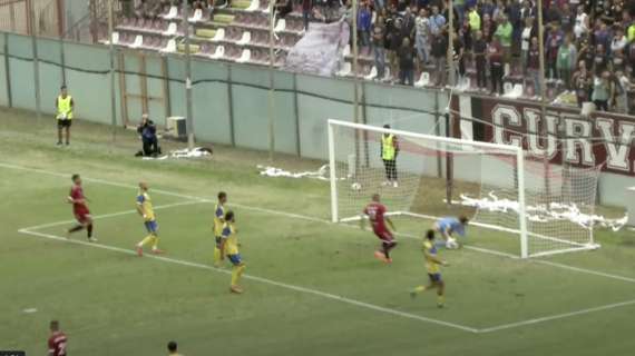 Reggina-Scafatese, l'episodio del gol-non gol: giusta la decisione di arbitro e guardalinee