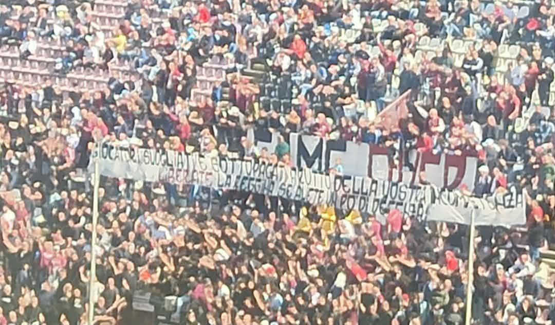 Reggina-Sambiase, lo striscione della Curva: "Liberate la Reggina se avete un pò di dignità"