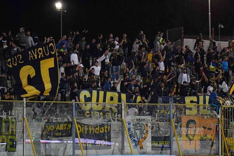 Petardi lanciati dall'esterno del Romeo Menti durante Juve Stabia-Chievo, la condanna del club campano