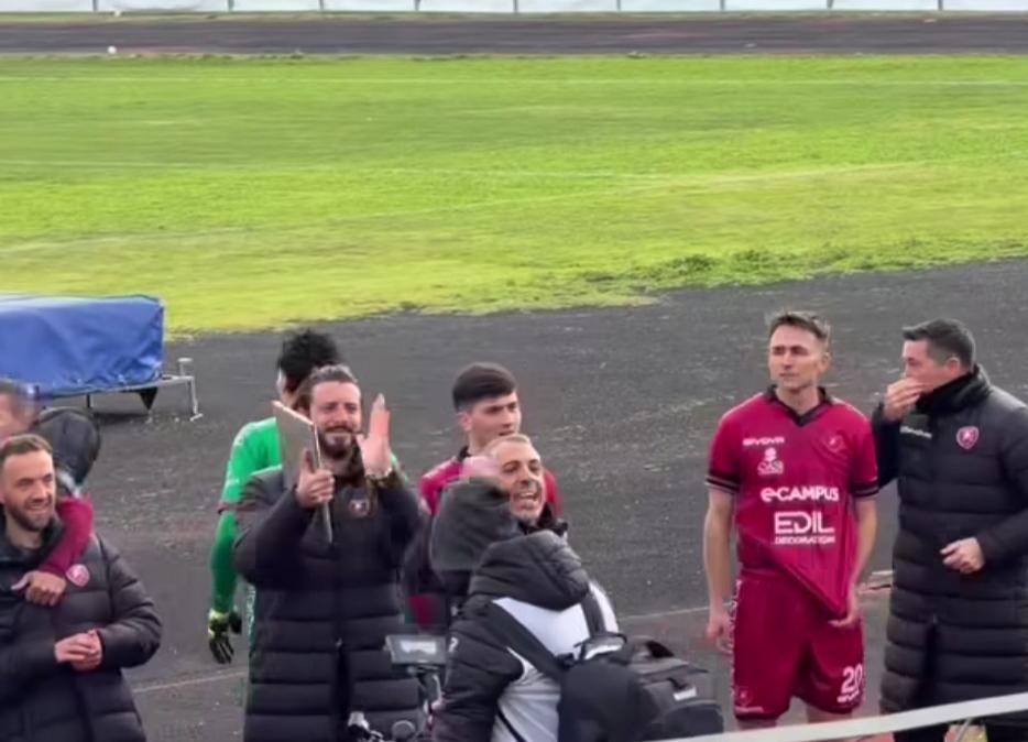 "Non mollate mai come noi", "avanti così insieme" : i tifosi della Reggina celebrano il cuore della squadra 