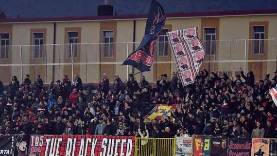 CASERTANA-REGGINA - Tifosi rossoblù infuriati per la sconfitta: dura contestazione a squadra e società