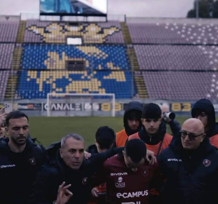 "Non avete mollato sino alla fine, lo avete dimostrato a tutti", le parole della Curva alla squadra dopo Reggina-Messina