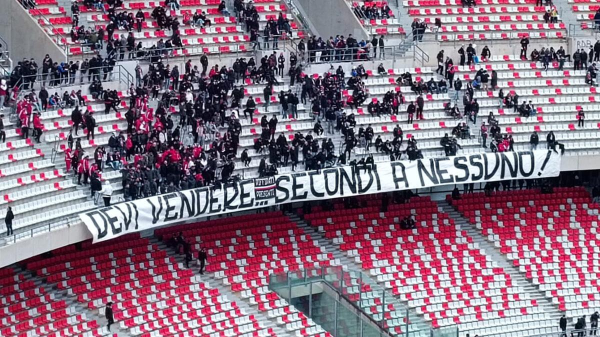 I tifosi del Bari contro De Laurentiis: “AAA cercasi società seria"