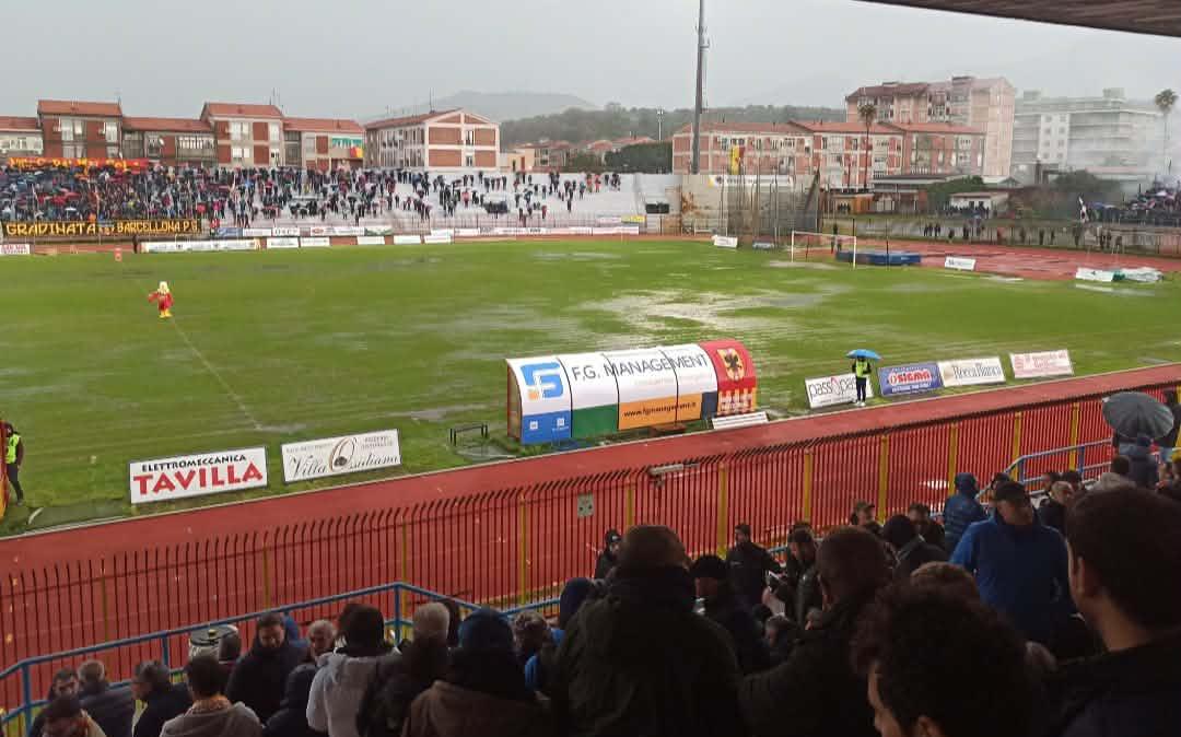 Igea Virtus-Reggina LIVE, sopralluogo dell'arbitro con i capitani: calcio d'inizio al momento spostato