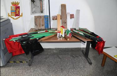 Delinquenti chiamati tifosi: sequestrati fumogeni, ordigni esplosivi artigianali e bastoni di ferro prima di Reggina-Nocerina