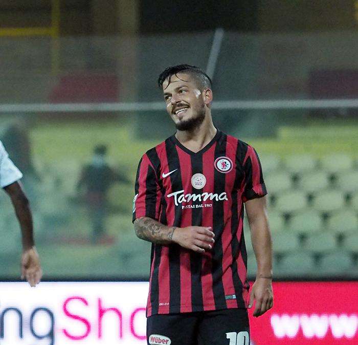 Reggio Calabria-Real Casalnuovo, rigore molto dubbio e Sarno trasforma: granata in vantaggio