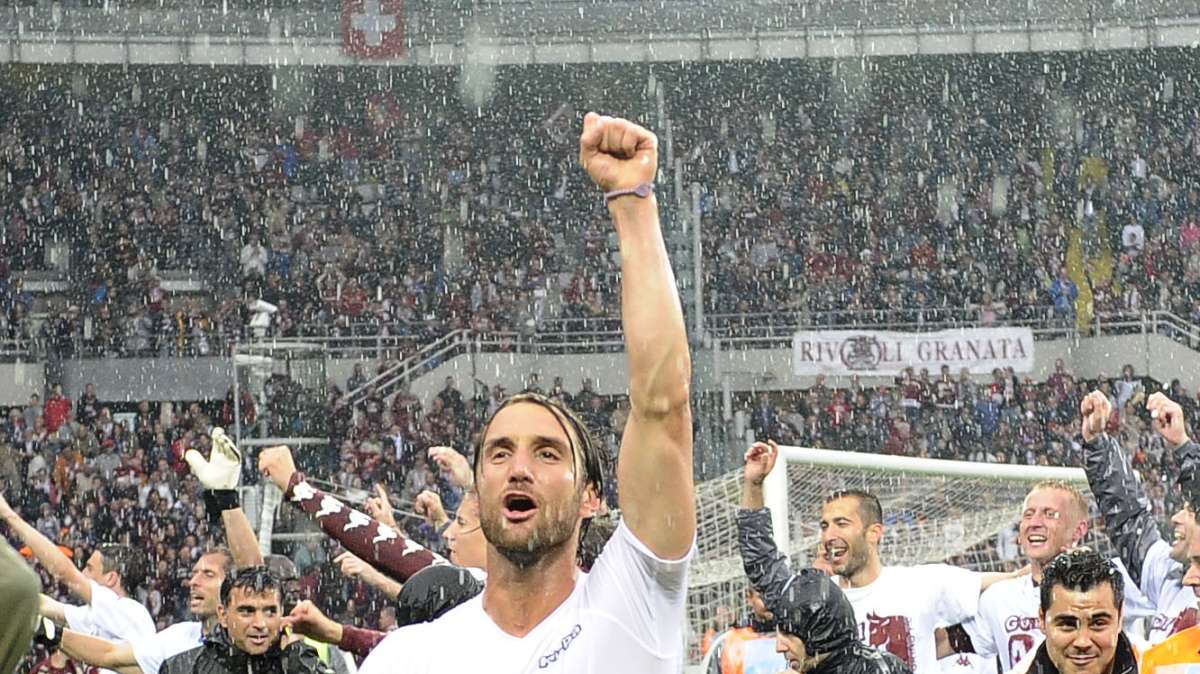 TORINO - Bianchi si lancia sui tifosi (foto), Cairo balla a petto nudo sul tavolo (video)