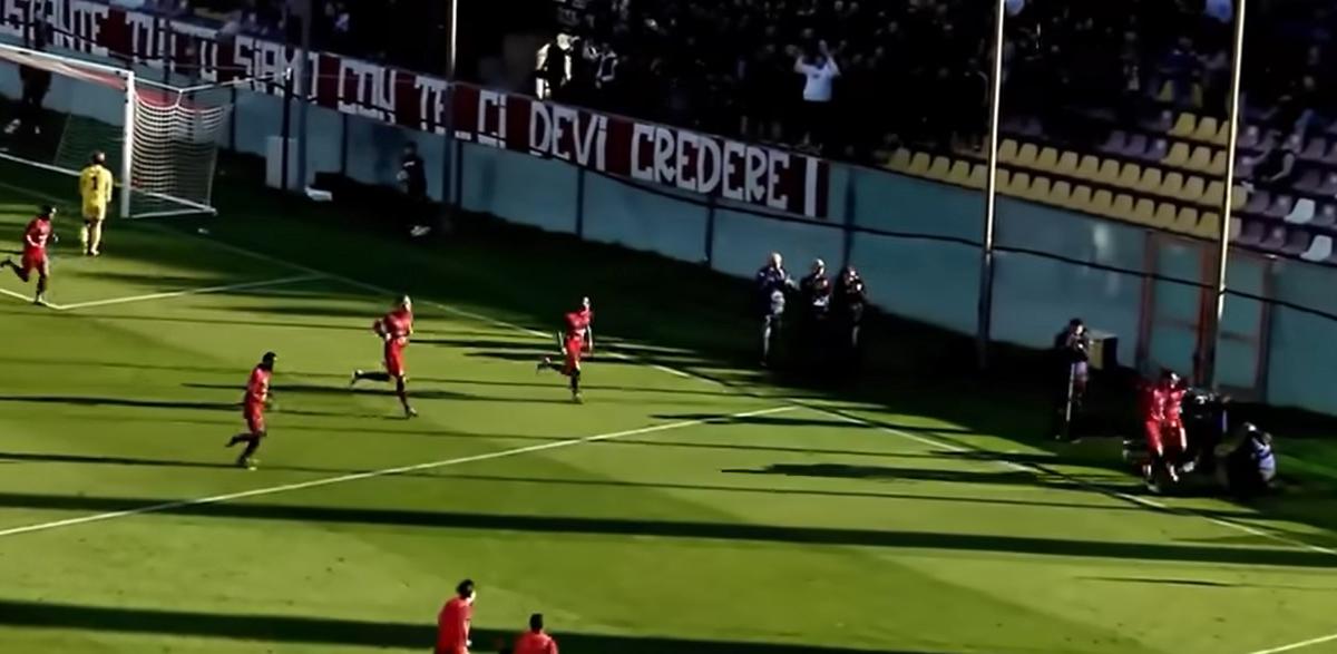 Reggina, la magia di Edera fa esplodere il Granillo: il video del super gol dell'attaccante amaranto