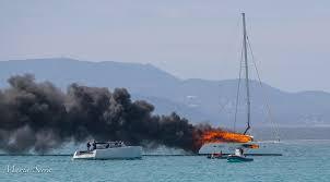 Catamarano in fiamme