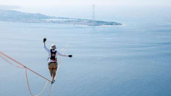 Impresa di Jaan Roose: compiuto attraversamento dello Stretto di Messina su una fune