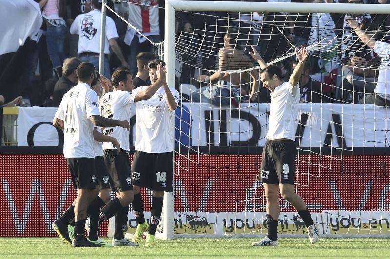 CALCIO CAOS - Il presidente della Pro Vercelli: "Avanti con la richiesta risarcimento. Fidejussioni improbabili e stipendi non pagati falsano campionati"