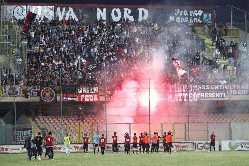 Calcio violento, tifosi foggiani aggrediscono la squadra dopo ko di Andria