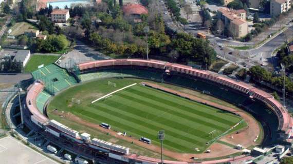 Ternana-Reggina, il club al lavoro sul manto del Liberati. Il patron Bandecchi con il trattore