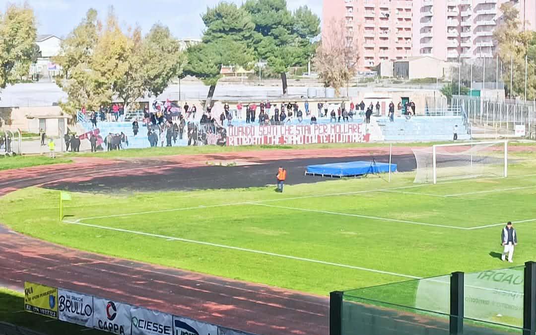 Ragusa-Reggina LIVE, lo striscione dei tifosi amaranto:  "Quando senti che stai per mollare ricordati che siamo con te a lottare"