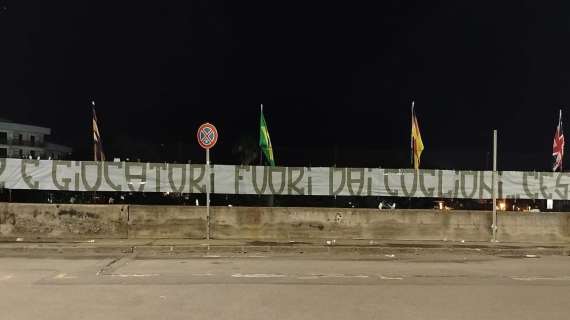 Tifosi dell'Acireale infuriati, striscione eloquente: "Mister e giocatori via...."