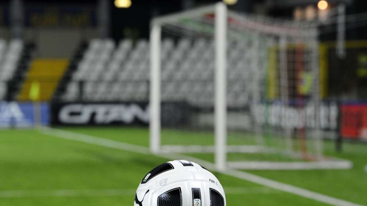 LEGA SERIE B - Papa Francesco riceve delegazione Lega: benedetto e firmato il pallone ufficiale
