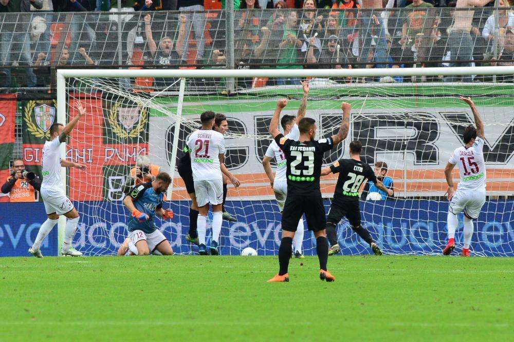 Coronavirus, un calciatore positivo al Venezia: la squadra si ferma. Ora che succede?