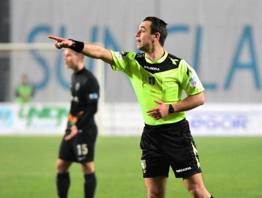 REGGINA-RENDE - Ecco l'arbitro della sfida: fischietto di esperienza per la sfida di lunedì sera