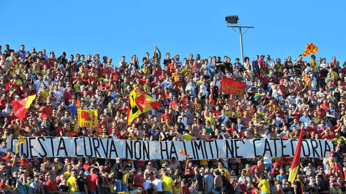 Follia a Lecce, esplode la rabbia dei tifosi giallorossi dopo il mancato approdo in B